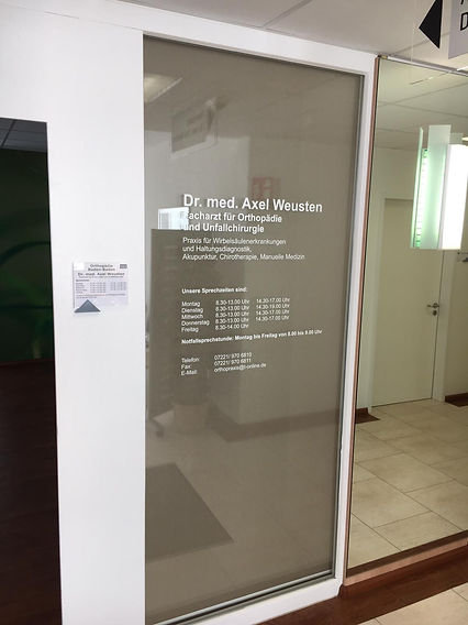 Praxiseingang mit Türschild „Dr. med. Axel Weusten, Facharzt für Orthopädie und Unfallchirurgie“.